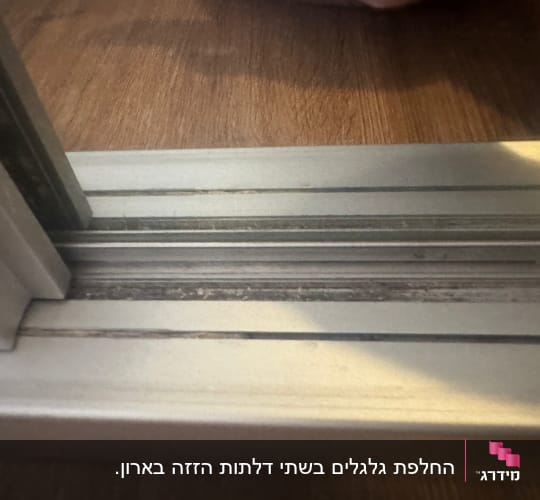מסגרת מתכת על רצפת עץ